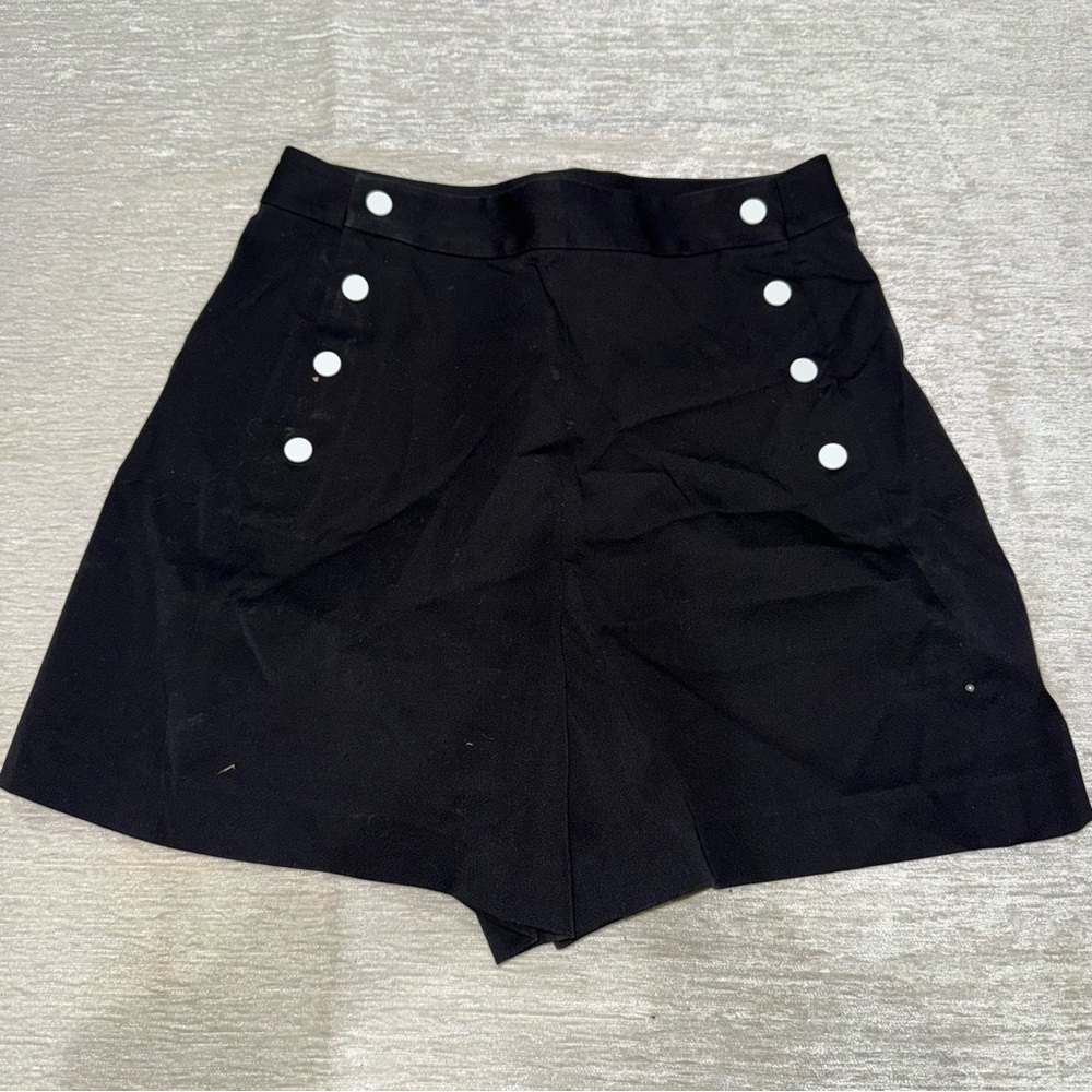 High waisted shorts with button pocket details